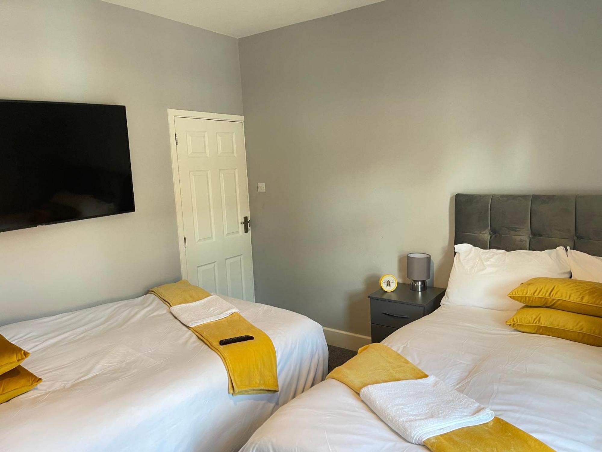 Hometel Digs Morden Comfy Home Can Sleep 11 Лестер Экстерьер фото